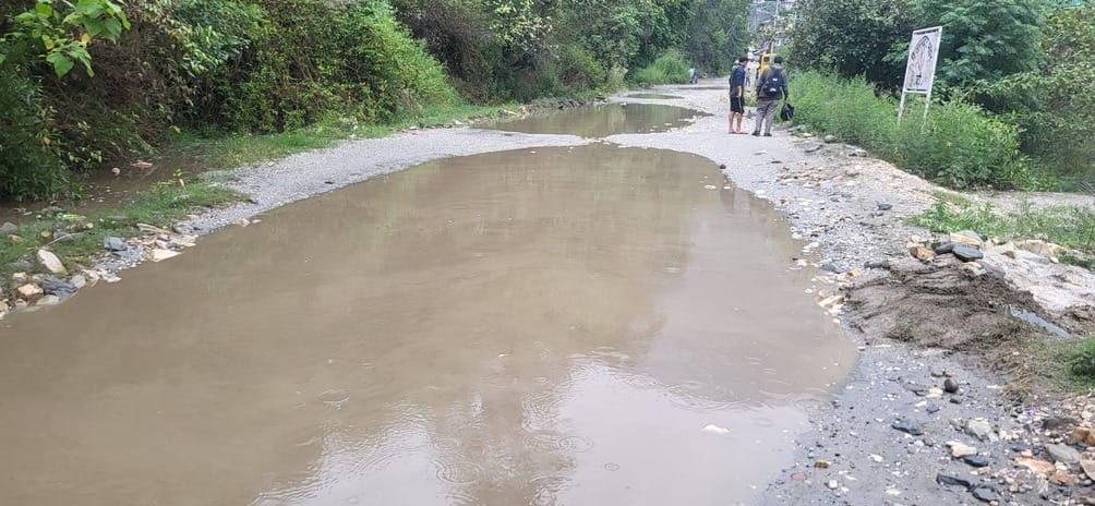 जगातखाना के पास सरकारी डिपू में पानी घुसने से खराब हुआ आटा चावल और अन्य साम्रगी। संवाद जगातखाना के पास सरकारी डिपू में पानी घुसने से खराब हुआ आटा चावल और अन्य साम्रगी। संवाद