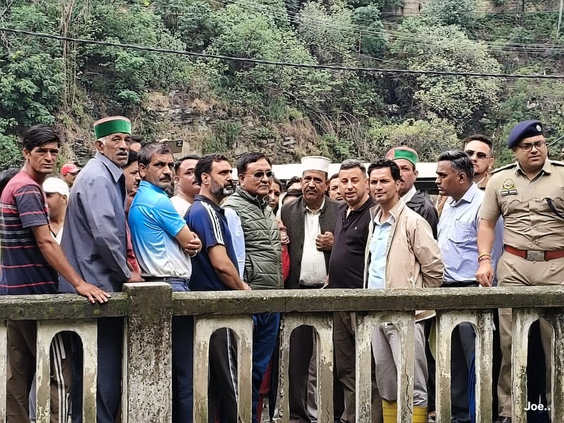 जगातखाना में बाढ आने के बाद आसपास के लोग अपने अपने वाहनों को तलाश करते हुए। संवाद