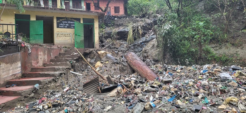 जगातखाना में बाढ आने के बाद आसपास के लोग अपने अपने वाहनों को तलाश करते हुए। संवाद
