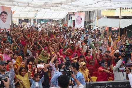 केन्द्रीय मंत्री शिवराज सिंह की पदयात्रा रविवार को लाडक़ुई गांव से शुरू हुई।