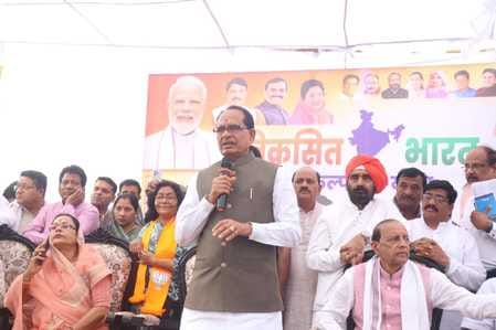 केन्द्रीय मंत्री शिवराज सिंह की पदयात्रा रविवार को लाडक़ुई गांव से शुरू हुई।
