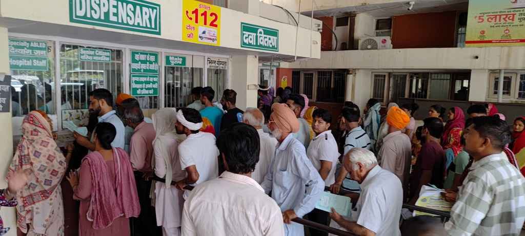 नागरिक अस्पताल की लैब में सैंपल की पर्ची बनाता कर्मचारी। संवाद नागरिक अस्पताल की लैब में सैंपल की पर्ची बनाता कर्मचारी। संवाद