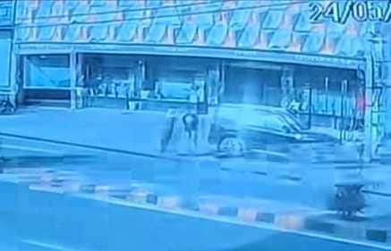 नारायणगढ़ में गोयल स्वीट्स पर गोलियां चलाने वाले बदमाश बाइक पर जाते हुए सीसीटीवी में हुए कैद: स नारायणगढ़ में गोयल स्वीट्स पर गोलियां चलाने वाले बदमाश बाइक पर जाते हुए सीसीटीवी में हुए कैद: स