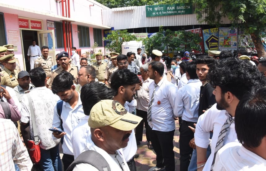 सहारनपुर के नागल स्थित आइआइएमटी कॉलेज पर छात्र की गोली मार कर हत्या के बाद जिला अस्पताल जमा छा