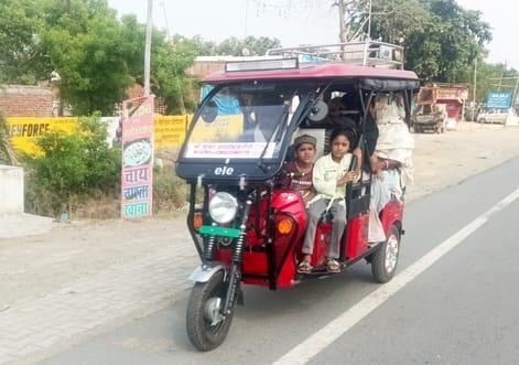 तिलहर में लखनऊ-दिल्ली राष्ट्रीय राजमार्ग पर सवारियों को भरकर गुजर रहा ई-रिक्शा। संवाद