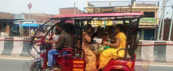 तिलहर में लखनऊ-दिल्ली राष्ट्रीय राजमार्ग पर सवारियों को भरकर गुजर रहा ई-रिक्शा। संवाद