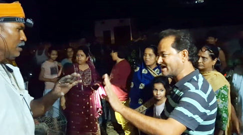 दबतोरी में बिजली को लेकर प्रदर्शन करते ग्रामीण। संवाद दबतोरी में बिजली को लेकर प्रदर्शन करते ग्रामीण। संवाद