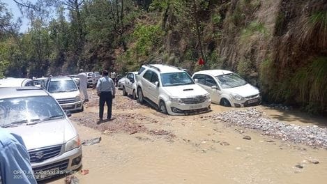 देहरियां जसवालां में खड्ड में कीचड़ में फंसे श्रद्धालुओं के वाहन। संवाद देहरियां जसवालां में खड्ड में कीचड़ में फंसे श्रद्धालुओं के वाहन। संवाद