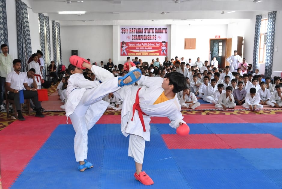 25जेएनडी25-इंडस पब्लिक स्कूल में आयोजित प्रतियोगिता में खिलाडिय़ों के साथ मौजूद मुख्यातिथि। स्रो