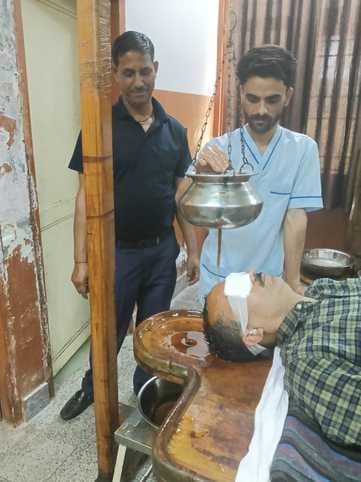 आयुर्वेदिक प्राकृतिक चिकित्सा पद्धति से मरीजों का उपचार करने विशेषज्ञ चिकित्सक। स्रोत संवाद आयुर्वेदिक प्राकृतिक चिकित्सा पद्धति से मरीजों का उपचार करने विशेषज्ञ चिकित्सक। स्रोत संवाद