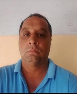 अंबाला कैंट रेलवे स्टेशन के परिसर में ट्रेन के इंतजार में बैठे यात्री। संवाद अंबाला कैंट रेलवे स्टेशन के परिसर में ट्रेन के इंतजार में बैठे यात्री। संवाद
