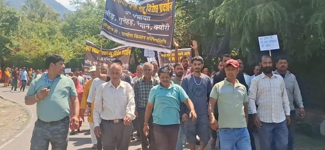 चौगान में बैठकर नगर पंचायत के प्रस्ताव विरोध करते ग्रामीण। -स्रोत : जागरूक पाठक चौगान में बैठकर नगर पंचायत के प्रस्ताव विरोध करते ग्रामीण। -स्रोत : जागरूक पाठक