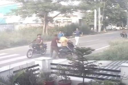 फोटो :07: सोनीपत के सेक्टर-23 में बिजली के खंभे से टकराई दिख रही कार। स्रोत वीडियोग्रैब फोटो :07: सोनीपत के सेक्टर-23 में बिजली के खंभे से टकराई दिख रही कार। स्रोत वीडियोग्रैब