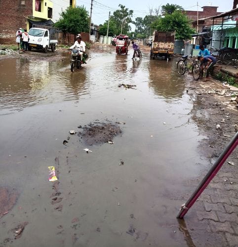 मिशन कंपाउंड फील्ड में भरा बारिश का पानी। संवाद मिशन कंपाउंड फील्ड में भरा बारिश का पानी। संवाद