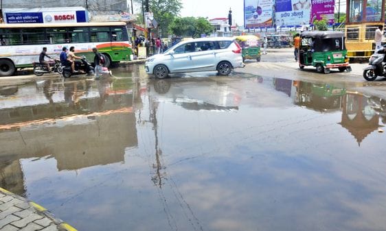 मिशन कंपाउंड फील्ड में भरा बारिश का पानी। संवाद मिशन कंपाउंड फील्ड में भरा बारिश का पानी। संवाद