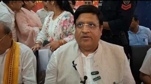 परिवेदना समिति की बैठक में अपनी बात रखते नगर पार्षद। संवाद परिवेदना समिति की बैठक में अपनी बात रखते नगर पार्षद। संवाद