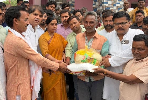 सोन बूढ़ी गांव में अग्निपीड़ितों को राहत सामग्री वितरित करते सहसवान विधायक। संवाद सोन बूढ़ी गांव में अग्निपीड़ितों को राहत सामग्री वितरित करते सहसवान विधायक। संवाद