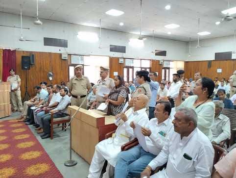 शहर पंचायत भवन में जनस्वास्थ्य अभियांत्रिकी व लोक निर्माण भवन व सड़कें विभाग मंत्री रणबीर सिंह शहर पंचायत भवन में जनस्वास्थ्य अभियांत्रिकी व लोक निर्माण भवन व सड़कें विभाग मंत्री रणबीर सिंह