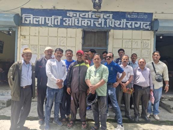 टनकपुर के मां पूर्णागिरि धाम में मां के दर्शन को आगे बढ़ते श्रद्धालु। संवाद टनकपुर के मां पूर्णागिरि धाम में मां के दर्शन को आगे बढ़ते श्रद्धालु। संवाद