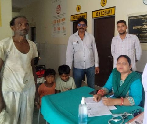 दबतोरी के नवीन स्वास्थ्य केंद्र का निरीक्षण करते डिप्टी सीएमओ डॉ. पवन जायसी। संवाद दबतोरी के नवीन स्वास्थ्य केंद्र का निरीक्षण करते डिप्टी सीएमओ डॉ. पवन जायसी। संवाद