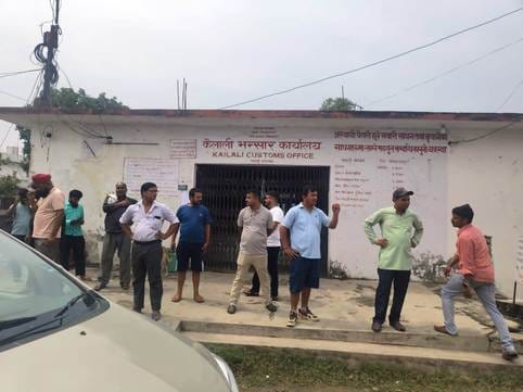 धनगढ़ी के कैलाली भंसार पर गिरा बैरियर व लगी भीड़। संवाद धनगढ़ी के कैलाली भंसार पर गिरा बैरियर व लगी भीड़। संवाद