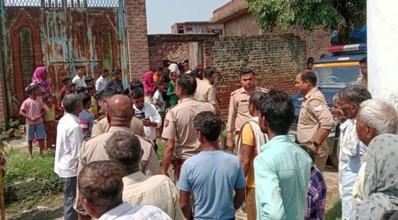 उघैती के रघुनाथपुर में फायरिंग के बाद जुटी भीेड़। संवाद उघैती के रघुनाथपुर में फायरिंग के बाद जुटी भीेड़। संवाद