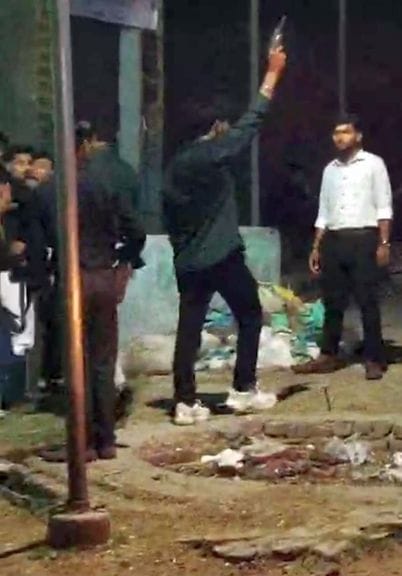उघैती के रघुनाथपुर में फायरिंग के बाद जुटी भीेड़। संवाद उघैती के रघुनाथपुर में फायरिंग के बाद जुटी भीेड़। संवाद