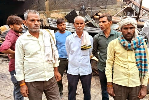उझानी की मेंथा फैक्टरी में मलबा हटाती क्रेन। संवाद उझानी की मेंथा फैक्टरी में मलबा हटाती क्रेन। संवाद