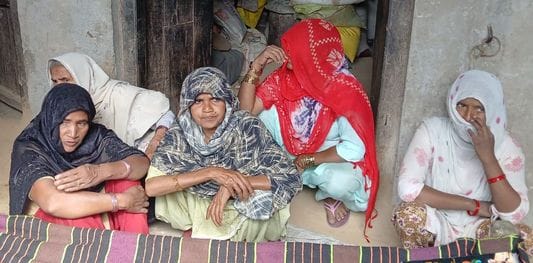 युवक की मौत की सूचना पर उसके घर पहुंची पुलिस।-संवाद