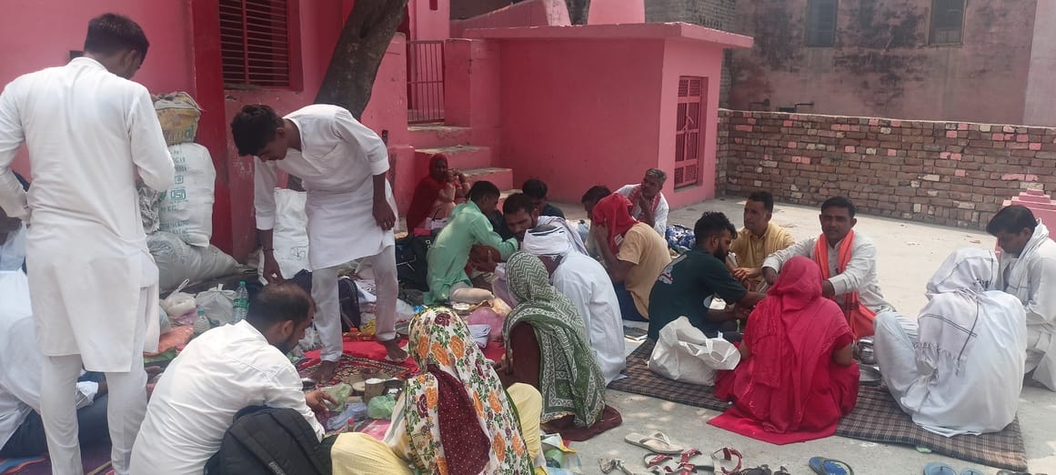 26जेएनडी05-पांडु-पिंडारा तीर्थ पर अमावस्या पर स्नान करते हुए श्रद्धालु। संवाद