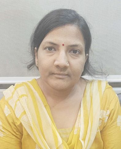 26जेएनडी26: अपने खर्च पर प्राइवेट टैंकर से सीवरेज की सफाई करवाते कॉलोनी वासी। कालोनीवासी
