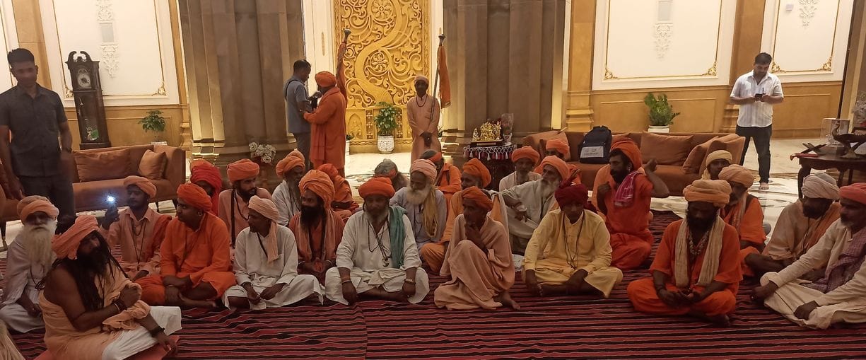 26सीटीके52...पत्रकारों को जानकारी देते बाबा बालक नाथ व साथ है महंत शुकराई नाथ । स्रोत: मठ 26सीटीके52...पत्रकारों को जानकारी देते बाबा बालक नाथ व साथ है महंत शुकराई नाथ । स्रोत: मठ