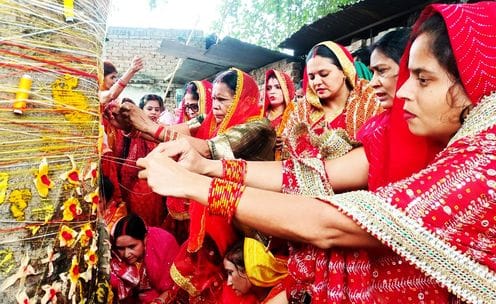 आस्था का संगम: पुवायां के  हरेराम मंदिर परिसर में वट सावित्री पूजा को उमड़ी महिलाएं। संवाद