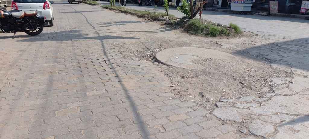 अंबाला छावनी के बारह क्रॉस रोड पर गंदगी से अटा पड़ा नाला। संवाद