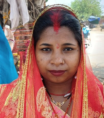 अंबाला छावनी में वट सावित्री व्रत के दौरान पूजा करती सुहागिन महिलाएं। संवाद
