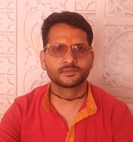 अंबाला छावनी में वट सावित्री व्रत के दौरान पूजा करती सुहागिन महिलाएं। संवाद
