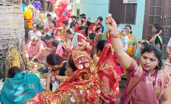 बीसलपुर में वट वृक्ष की पूजा करतीं महिलाएं संवाद