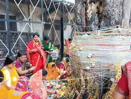 बीसलपुर में वट वृक्ष की पूजा करतीं महिलाएं संवाद