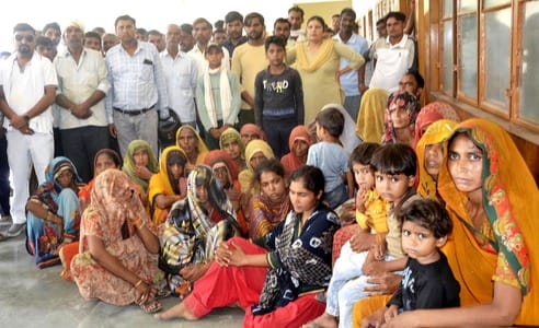 फैक्टरी में हालात पर गौर करते एडभ्एम समेत अफसर। संवाद फैक्टरी में हालात पर गौर करते एडभ्एम समेत अफसर। संवाद