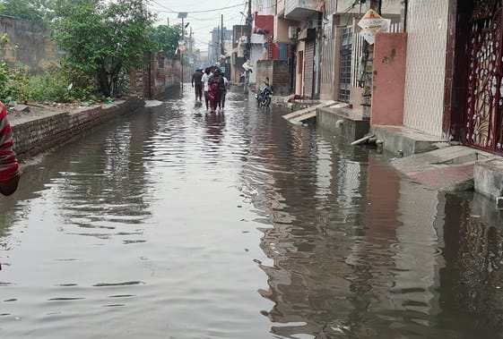 -फोटो 59 : बहादुरगढ़ के पुराना बस स्टेंड में भरा बरसाती पानी। संवाद -फोटो 59 : बहादुरगढ़ के पुराना बस स्टेंड में भरा बरसाती पानी। संवाद