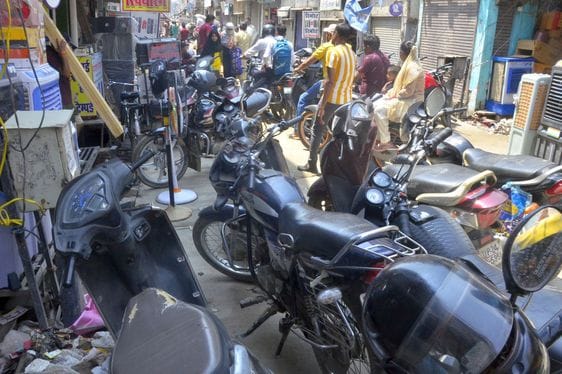 गांधी मैदान रोड पर दुकान के सामने खड़े दो पहिया वाहन। संवाद