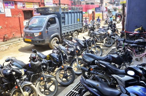 गांधी मैदान रोड पर दुकान के सामने खड़े दो पहिया वाहन। संवाद