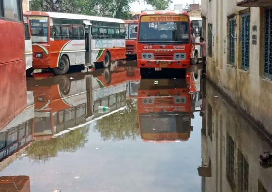 जिला अस्पताल परिसर में भरा बारिश का पानी। संवाद जिला अस्पताल परिसर में भरा बारिश का पानी। संवाद