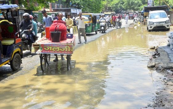 जिला अस्पताल परिसर में भरा बारिश का पानी। संवाद जिला अस्पताल परिसर में भरा बारिश का पानी। संवाद