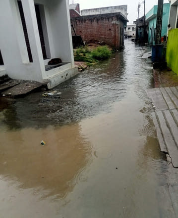 जिला अस्पताल परिसर में भरा बारिश का पानी। संवाद जिला अस्पताल परिसर में भरा बारिश का पानी। संवाद