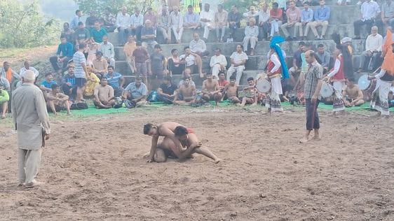 नमोल में कुश्ती प्रतियोगिता में विजेता व उपविजेता पहलवा आयोजकों के साथ। स्रोत आयोजक