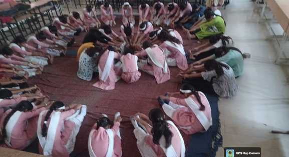 राजकीय इंटर कॉलेज निजामपुर में कंप्यूटर सीखते विद्यालय के छात्र