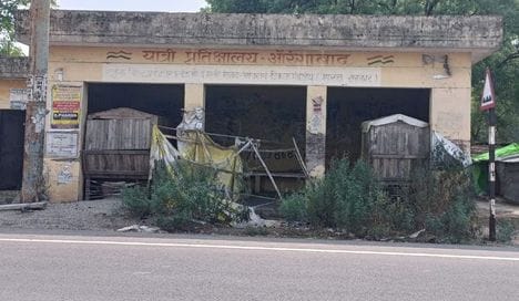 रामापुर के आगे सड़क किनारे जर्जर अवस्था यात्री शेड। संवाद रामापुर के आगे सड़क किनारे जर्जर अवस्था यात्री शेड। संवाद