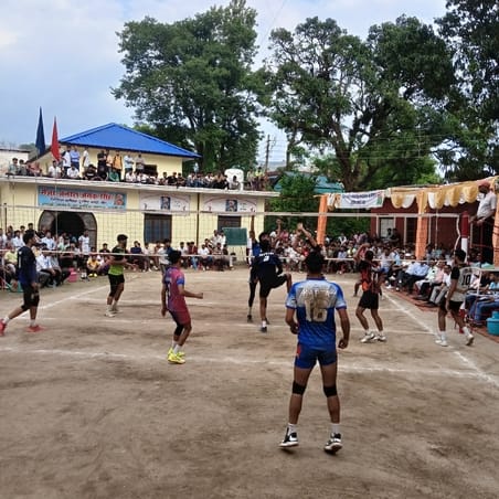 सुन्यारी मेले में आयोजित जनक मेमोरियल वॉलीबॉल प्रतियोगिता में विजेता टीम को सम्मानित करते हुए म सुन्यारी मेले में आयोजित जनक मेमोरियल वॉलीबॉल प्रतियोगिता में विजेता टीम को सम्मानित करते हुए म