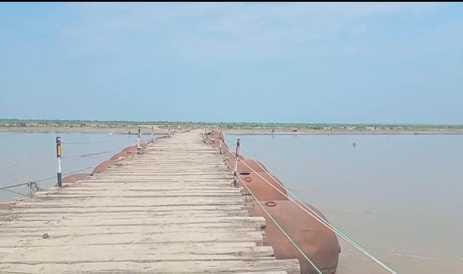 शारदा नदी का जलस्तर बढ़ने से नदी रास्तों पर भरे पानी और कीचड़ से गुजरते बाइक सवार स्रोत:राहगीर शारदा नदी का जलस्तर बढ़ने से नदी रास्तों पर भरे पानी और कीचड़ से गुजरते बाइक सवार स्रोत:राहगीर